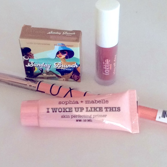 π Makeup Bundle! Primer, Lipgloss, eyeshadow & brush - Picture 3 of 6